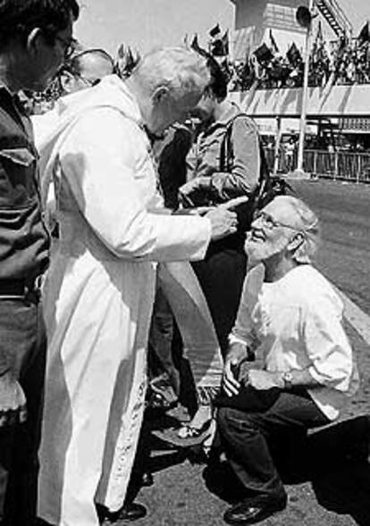 El Papa reprende a Ernesto Cardenal en presencia del presidente sandinista Daniel Ortega, en 1983.