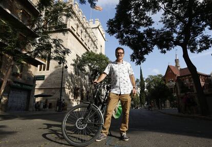 El concejal de Movilidad de Valencia, Giuseppe Grezzi, ante la Lonja de Valencia.