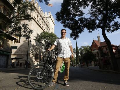 El concejal de Movilidad de Valencia, Giuseppe Grezzi, ante la Lonja de Valencia.