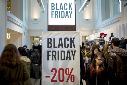 Pessoas fazem compra em Valência durante a Black Friday.