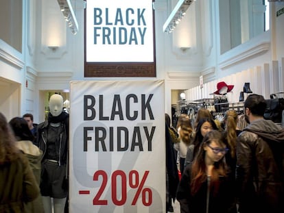 Pessoas fazem compra em Valência durante a Black Friday.