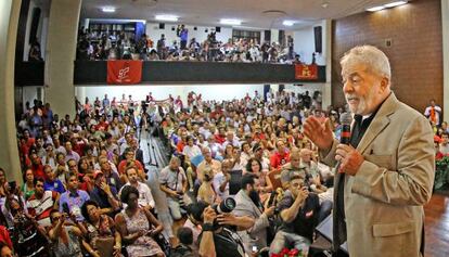 Lula em ato pela Petrobras.