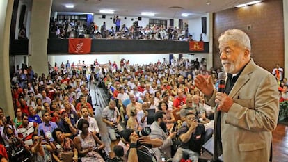 Lula em ato pela Petrobras.