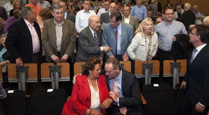 El presidente del Consell, Alberto Fabra, habla con la alcaldesa de Valencia, Rita Barberá, en el acto de la tercera edad.