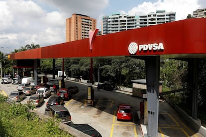 Filas de carros em um posto de gasolina de Caracas, em novembro.
