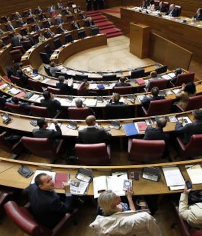 El exsecretario del PSPV-PSOE Jorge Alarte, que dimitió de portavoz parlamentario tras su derrota en el congreso del partido, ocupó ayer un escaño en la última fila del Grupo Socialista. Un grupo cuyos componentes cambiaron en su mayor parte de ubicación en el hemiciclo. El nuevo portavoz, Antonio Torres, se estrenó en su puesto. A su lado, la presidenta y a la vez secretaria del grupo, Ana Barceló.