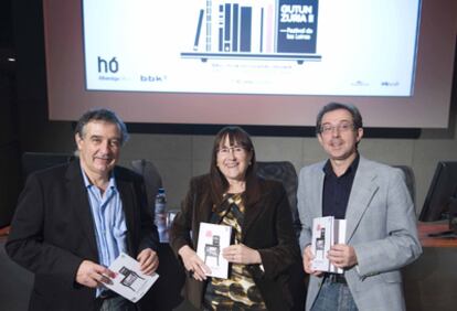 Marian Egaña, ayer entre Jon Kortazar (izquierda) e Iñaki Esteban, ambos asesores del festival literario.