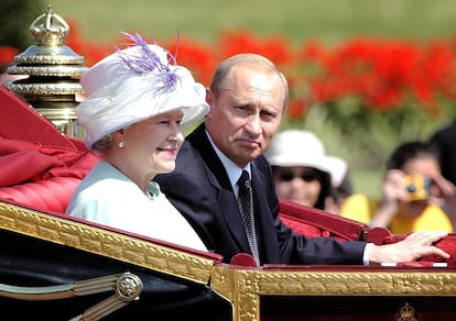 La reina Isabel II de Inglaterra y el presidente de Rusia Vladimir Putin, a su llegada al palacio de Buckingham en Londres en una carroza descubierta, en el primer día de la visita oficial de Putin al Reino Unido, el 24 de junio de 2003.