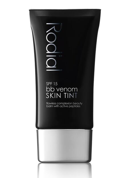 La evolución de la BB Cream es imparable. Ahora llega la BB Venom Skin Tint de Rodial, que da un giro más incorporando SYB-AKE, un neuropéptido que aporta efecto botox, ácido hialurónico (que hidrata y alisa las líneas de expresión) e hydromanil, un componente que evita la pérdida de agua. Al aplicar este producto se aporta hidratación, un factor de protección 15, contrae los múscilos de la cara atenuando las arrugas y cobertura media. Cuesta 38 euros y lo puedes comprar en El Corte Inglés y perfumerías especializadas.