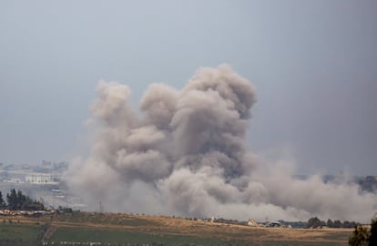 Una columna de humo se eleva desde Gaza tras un ataque israelí.