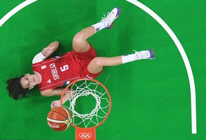 La jugadora de baloncesto Sonja Petrovic de Serbia observa la pelota desde el suelo durante el partido contra Francia.