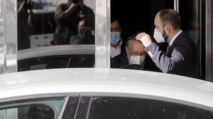El exvicealcalde de Valencia, Alfonso Grau, a la salida de su domicilio tras el registro efectuado por agentes de la UCO tras ser detenido este jueves.