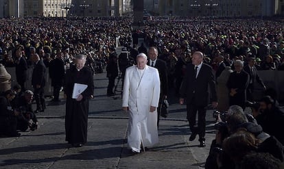 El papa Francisco en la plaza de San Pedro en febrero de 2016.