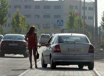 Una prostituta y un cliente, en julio de 2006.