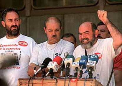 Adolfo Jiménez (a la derecha) se dirige a los trabajadores de Sintel tras rechazar el plan del Gobierno.