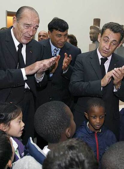 De izquierda a derecha, Chirac, Lakshmi Mittal, presidente y principal accionista de Arcelor Mittal, y Sarkozy, durante una visita ayer al Museo Guimet.