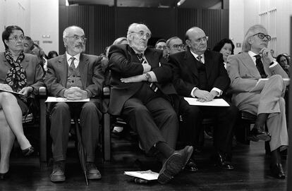 Acto oficial de entrega de los Premios Nacionales de las Letras, en 1998, en la Biblioteca Nacional de Madrid, con Álvaro Pombo en el centro.