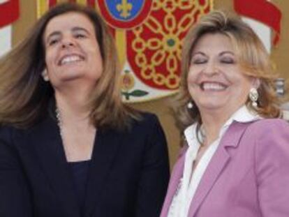 La ministra Báñez, a la izquierda, y la secretaria de Estado de Empleo, Engracia Hidalgo, tras la toma de posesión de esta.