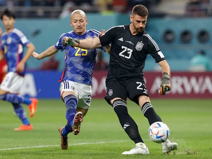 Daizen Maeda presiona a Unai Simón durante el partido entre Japón y España de la fase de grupos del Mundial.