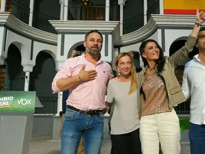 Santiago Abascal, líder de Vox; junto a Giorgia Meloni, de Fratelli d'Italia; la candidata a la Junta, Macarena Olona, y el candidato ultra por Málaga, Antonio Sevilla.