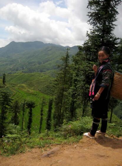 Muchacha de etnia hmong ante una panorámica del Valle de Sapa, Vietnam
