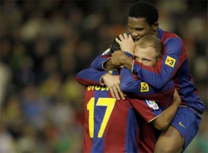 Los jugadores azulgranas se abrazan tras el tanto de Gudjohnsen