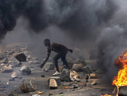 Un ciudadano, en una protesta este 7 de junio contra el presidente de Burundi.