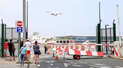 Un avión despega del aeropuerto de Gibraltar