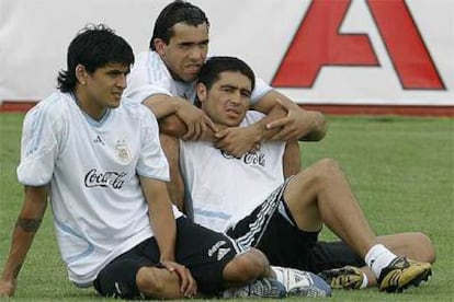 Luis González, Carlos Tévez y Juan Román Riquelme descansan durante el último ensayo de la selección argentina.