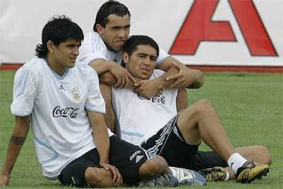 Luis González, Carlos Tévez y Juan Román Riquelme descansan durante el último ensayo de la selección argentina.