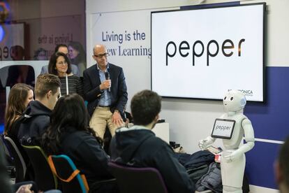 El robot Pepper asiste al profesor de ESADE Pedro Parada en una clase de International Business durante la pasada edición del 4YFN en Barcelona.