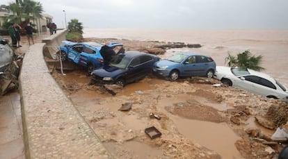 Coches arrastrados por las fuertes lluvias en Alcanar (Tarragona). En Cataluña, el paso del frente ha dejado 77 litros de agua por metro cuadrado en solo media hora, y ha provocado inundaciones en calles y bajos en las comarcas tarraconenses del Montsià y Baix Ebre. El municipio de Alcanar (9.300 habitantes) es el más afectado.