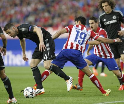 Diego Costa intenta arrebatar el balón al defensa del Chelsea, Gary Cahill 