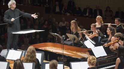 Simon Rattle dirige a la orquesta y al coro de la Academia del Festival de Lucerna.
