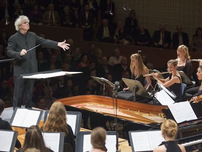 Simon Rattle dirige a la orquesta y al coro de la Academia del Festival de Lucerna.