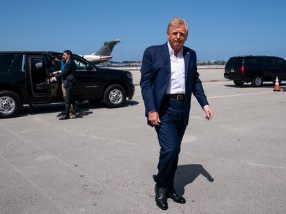 El expresidente Donald Trump, de camino a un mítin electoral el sábado pasado