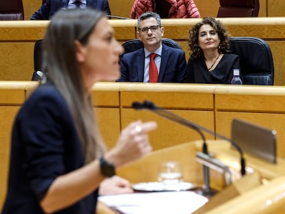 La portavoz de Junts, Miriam Nogueras, durante una intervención en el Senado con los ministros Félix Bolaños y María Jesús Montero al fondo.