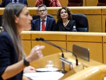 Los ministros Félix Bolaños y María Jesús Montero escuchan la intervención de la portavoz de Junts, Miriam Nogueras, en el Senado el pasado 15 de enero.