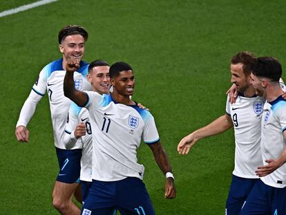 Los jugadores de Inglaterra celebran el gol de Rashford ante Irán.