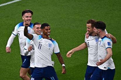 Los jugadores de Inglaterra celebran el gol de Rashford ante Irán.