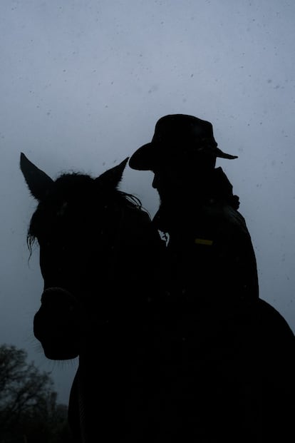 La jornada que pasamos con Fernando terminó con el ganadero montando a caballo, una de sus aficiones favoritas en su vida en el campo, donde quiere permanecer siempre.