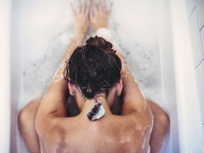 De las piedras preciosas a los baños de sonido: por qué las millennials vuelven a los rituales para relajarse