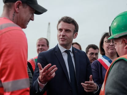 Macron hablaba el lunes con unos trabajadores en Denain, en el norte de Francia.