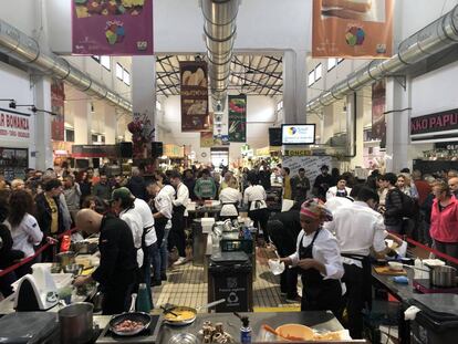 MOMENTO DE LA PREPARACIÓN DE LOS PLATOS EN EL MERCADO MUNICIPAL DE DÉNIA / CAPEL