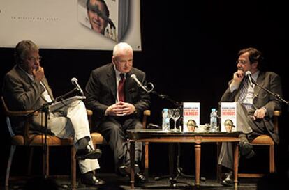 Felipe González, Richard Clarke y Juan Luis Cebrián, ayer en el Círculo de Bellas Artes de Madrid.