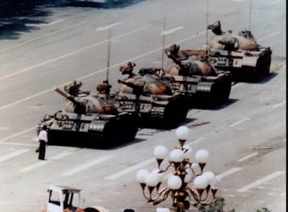 La escena que dio la vuelta al mundo: un manifestante se enfrenta a una columna de tanques en la plaza de Tiananmen en junio de 1989