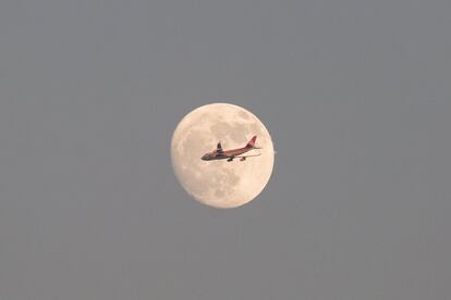 Una aeronave de la compañía luxemburguesa Cargolux vuela hacia el aeropuerto Internacional de Hong kong en China.