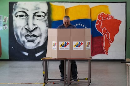 Un votante en un colegio electoral de Caracas, el pasado 28 de julio.