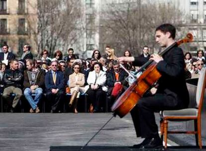 El violonchelista Antonio Martín Acevedo interpreta el <i>Canto de los pájaros</i>, de Pau Casals, en la inauguración del monumento a las víctimas.