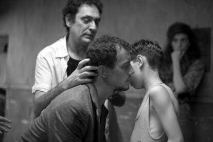 El director mallorquín, durante el rodaje de su película <i>Pa negre</i><b>, que arrasó en los últimos premios Goya.</b>